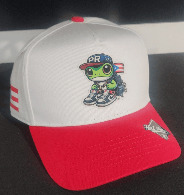 Gorra blanca con visera roja y parche del coquí 787