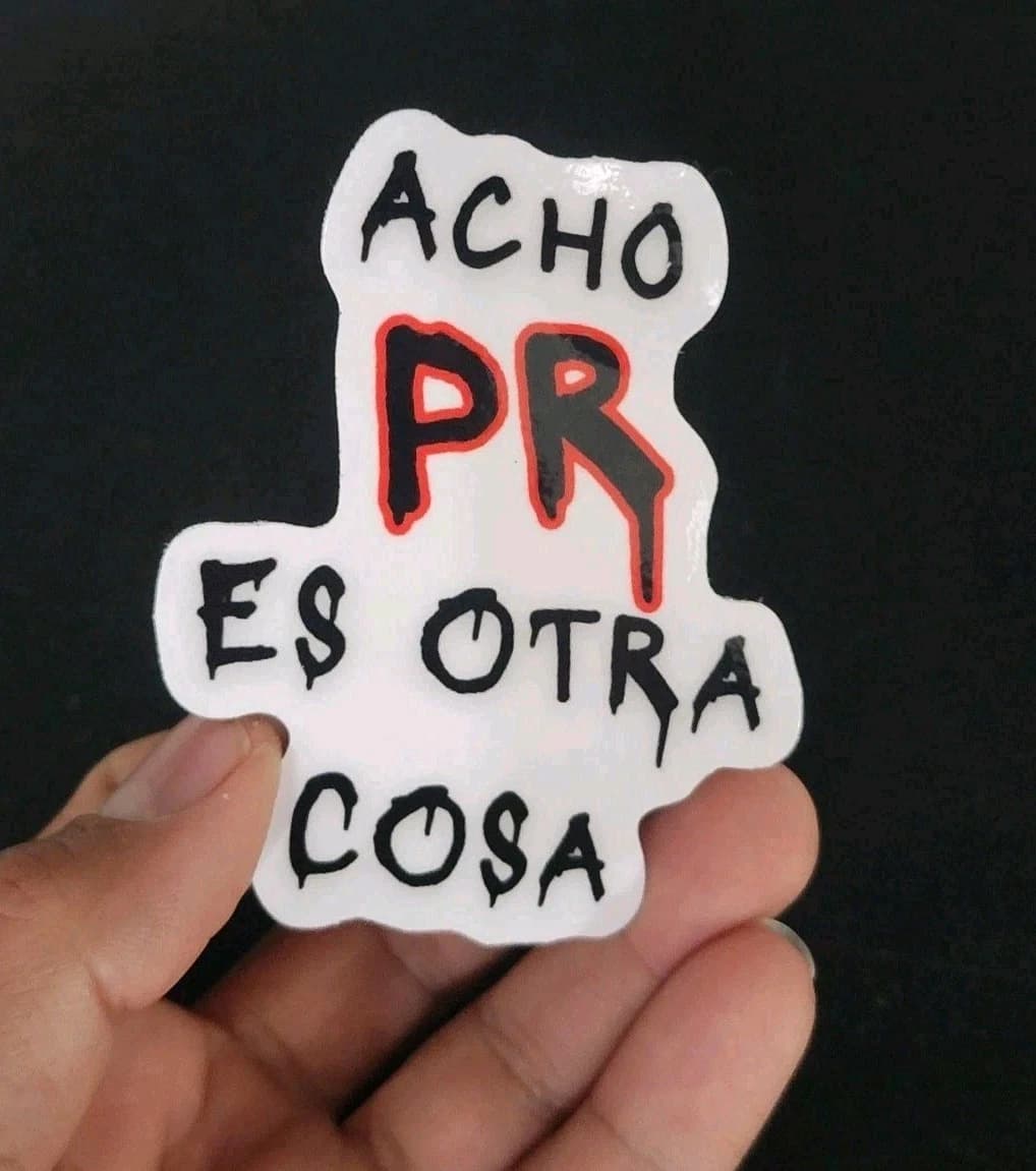 Sticker die-cut ACHO PR ES OTRA COSA sostenido en mano