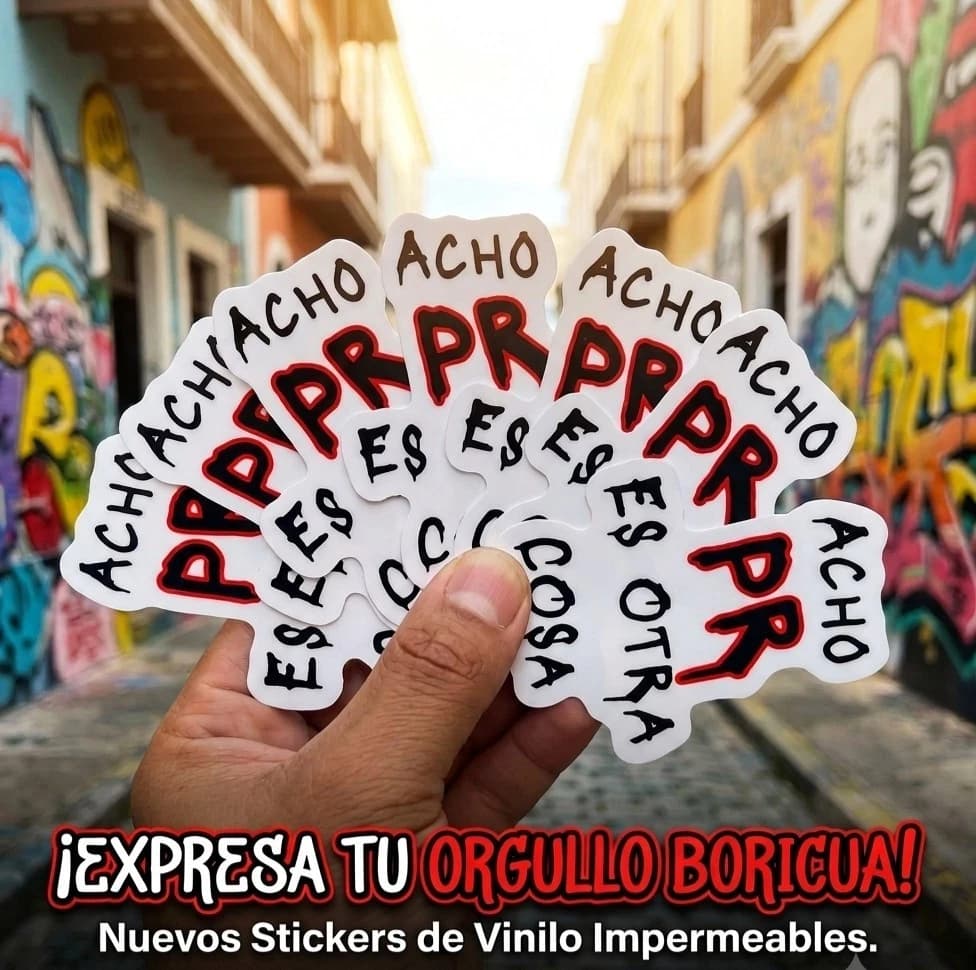 Stickers ACHO PR en mano frente a una calle del Viejo San Juan