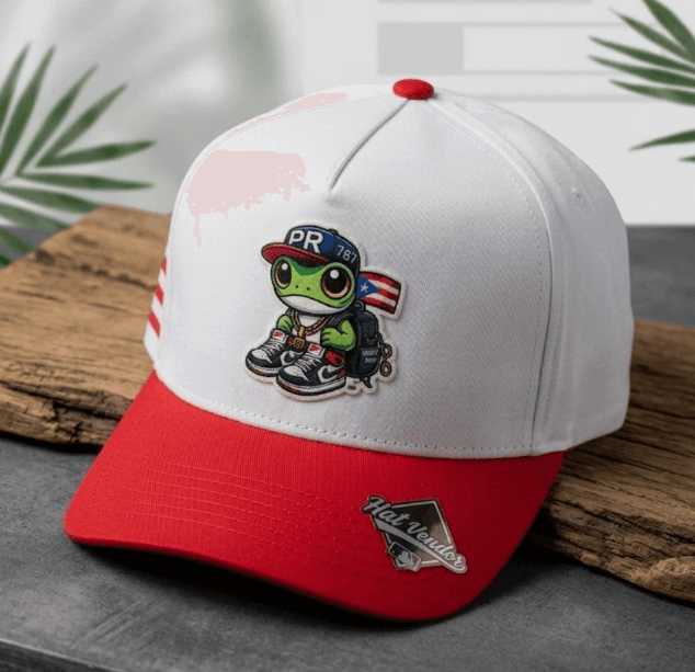 Gorra ED-787 sobre madera con plantas tropicales de fondo